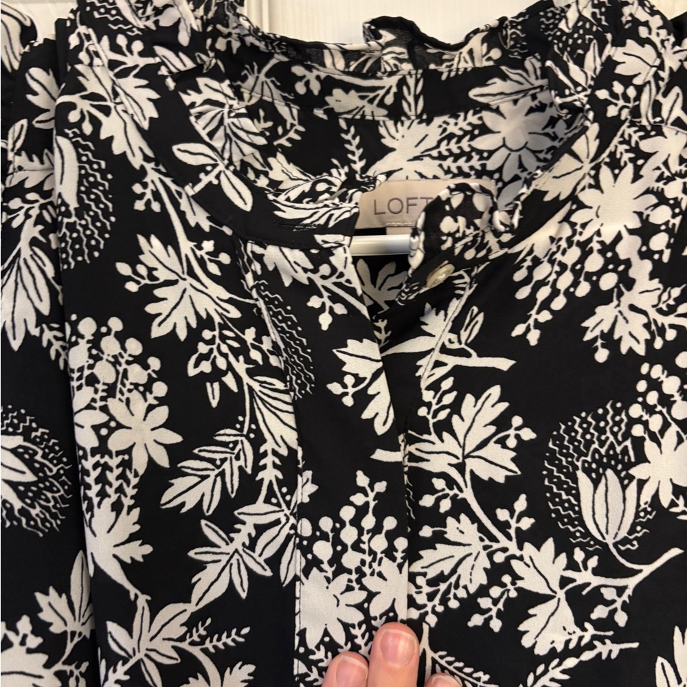 LOFT Black & White Floral Blouse - Picture 3 of 6